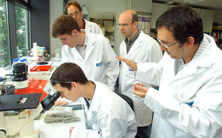 Preistr&auml;ger von &bdquo;Jugend forscht&ldquo; im Labor von Prof. Walter Birchmeier