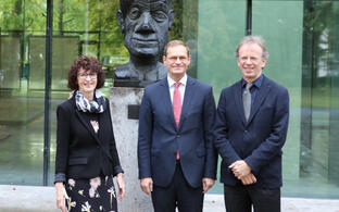 The Administrative Director Dr. Heike Wolke, Governing Mayor Michael Müller and the Scientific Director Prof. Martin Lohse (left to right).