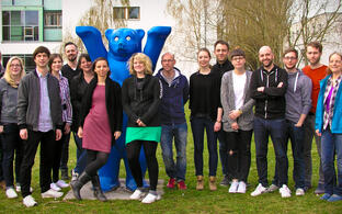 Wolfgang Uckerts Gruppe bei unserem blauen Bären. Wolfgang Uckert ist der "alte" Wissenschaftler ganz links