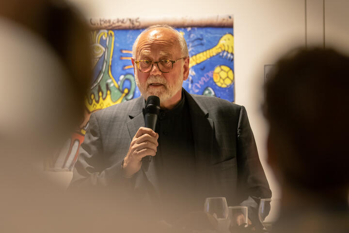 Piet Joehnk eröffnet Fotoausstellung im MDC Berlin-Mitte