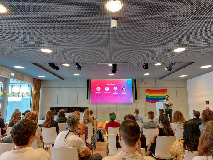 Bersucher*innen bei einem Vortrag beim Pride Symposium