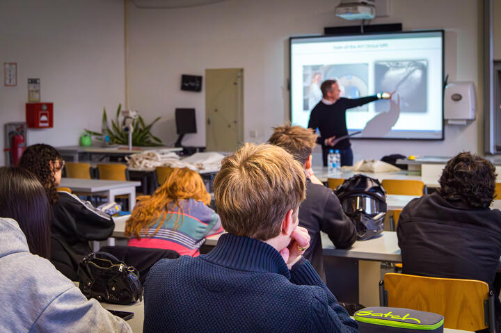 Thoralf Niendorf in front of a class