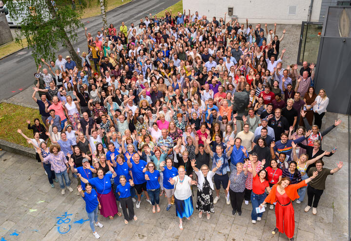 Großes Gruppenfoto von Teilnehmenden beim Summer Science Day 2025 vor einem Forschungsgebäude.