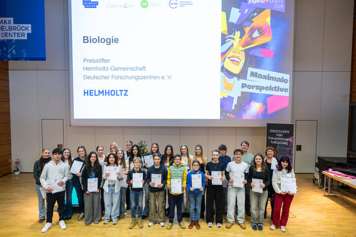 Menschen auf einem Podium