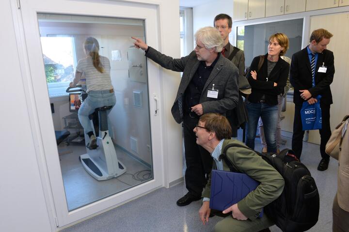 Michael Boschmann, MD, of the ECRC explains the metabolic chamber to the new Helmholtz President Otmar Wiestler.