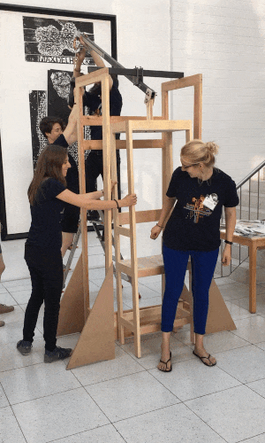 Teresa Hollerbach and colleagues using Sanctorius’ weighing chair at the Lange Nacht der Wissenschaften 2018 at the MDC ©Martin Ballaschk